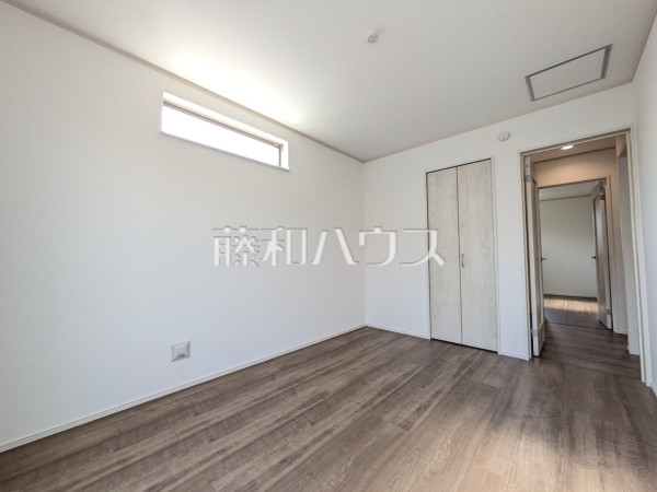 ≪1号棟　その他居室≫各部屋に収納も完備されるため、部屋もしっかり片付きそうですね♪【府中市四谷３丁目】