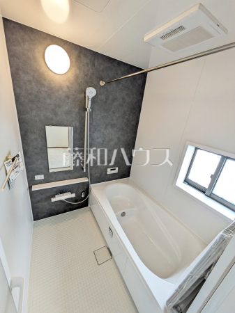 2号棟　浴室　【府中市四谷３丁目】
窓付き浴室はしっかり換気ができていつも清潔に、毎日のバスタイムが楽しみになります。　