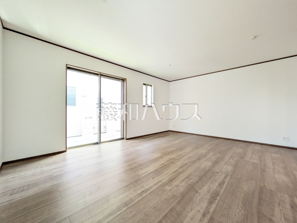 2号棟　リビング　【府中市四谷３丁目】
家族の集まるLDKはゆったり約17.62帖　