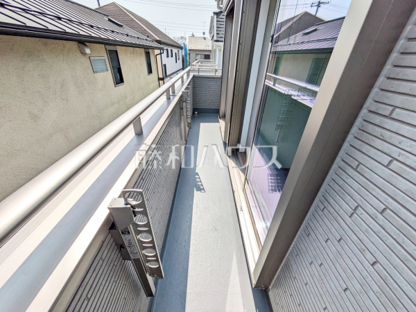 2号棟　バルコニー　【府中市四谷３丁目】
奥行きのあるワイドバルコニー！お洗濯物の多い日でもいっきに干せますね。　