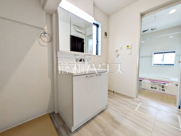1号棟　洗面室　【府中市四谷３丁目】
三面鏡付きの洗面台。鏡の裏にも収納があり、歯ブラシや化粧品等もすっきり収納できます。　