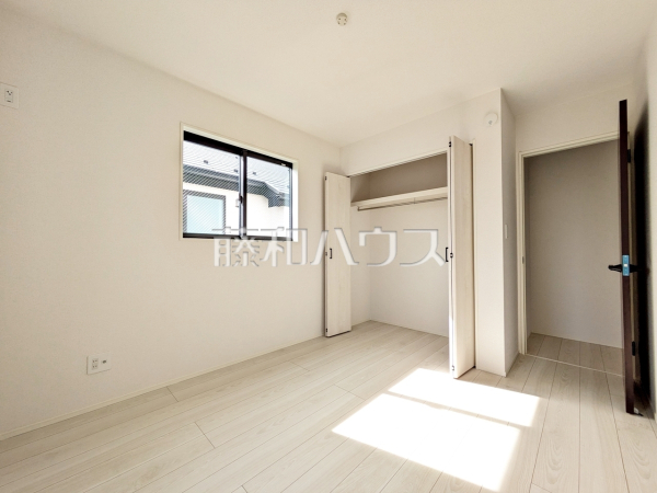 1号棟　居室　【府中市四谷３丁目】
全居室角部屋仕様で2面採光を実現！お天気の良い日には窓を開けて換気もできるので気持ち良いですね。　