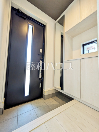 1号棟　玄関　【府中市四谷３丁目】
玄関には姿見がございます。身だしなみを最終チェックをして出掛けましょう！　