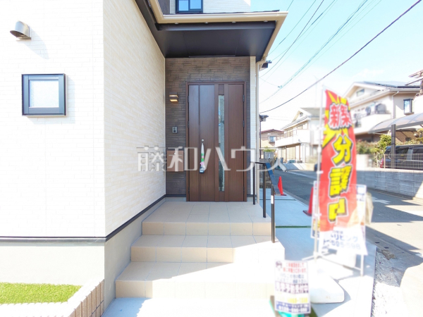 玄関　【小平市津田町２丁目】落ち着いたダークブラウンのドアと外壁が織りなすコントラスト。住む人と暮らしに洗練された印象をもたらします。
