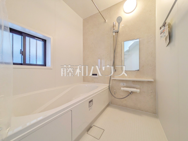 浴室　【小平市津田町２丁目】一日の疲れを癒してくれるバスルームは、ゆったりと半身浴をしながら読書を楽しんだりお子様と一緒に入浴したりと寛げる空間です。
