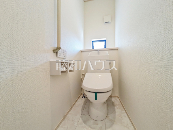トイレ　【小平市津田町２丁目】窓があるため換気がしやすいトイレはお掃除の際も空気をスッキリと保てますね。

