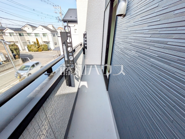 2号棟　バルコニー　【府中市四谷３丁目】
居室から直接バルコニーへ出られる為、晴れた日は布団を干すことができます。　