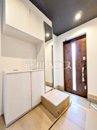 2号棟　その他内観　【府中市四谷３丁目】
毎朝の身だしなみチェックとしてお使い頂ける姿見は、裏側が収納スペースになっています。　