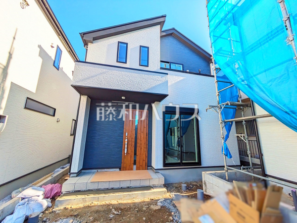 2号棟　外観　【府中市四谷３丁目】
モノトーンを中心とした配色の現代的なデザイン。直線的ですっきりとしたスクエアなデザインが、お客様のお住まいを都会的に印象づけます。　