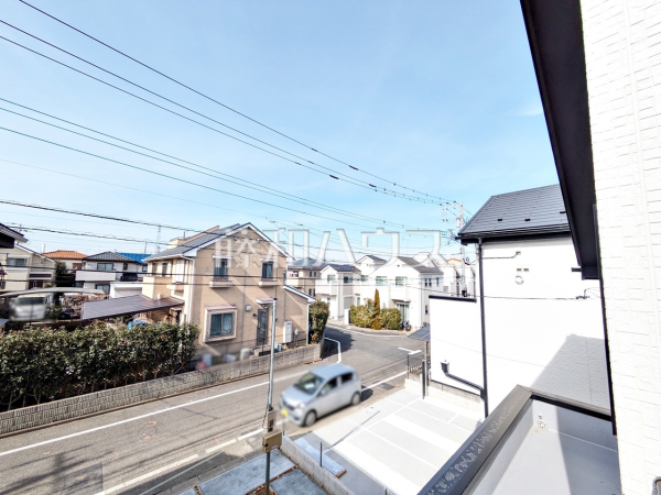 2号棟　バルコニー　【府中市四谷３丁目】 周囲に高い建物のないエリアのため、空が大きく感じます。 