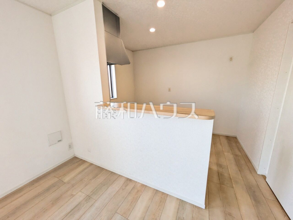 2号棟　 対面式のカウンターキッチンは、いつでもご家族を感じられる空間作りの重要ポイントになりそうです。 　【清瀬市下清戸１丁目】