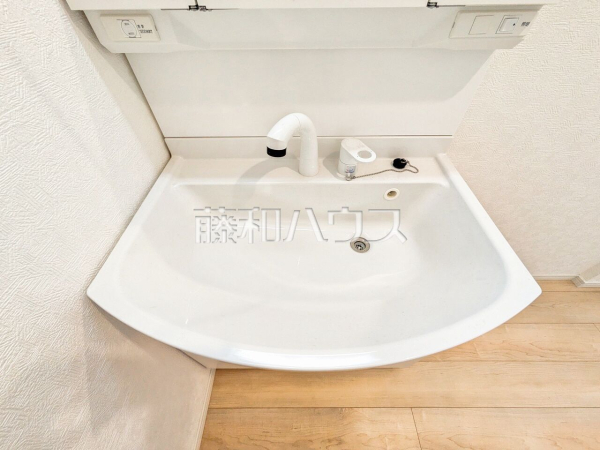 2号棟　洗面室　 洗面化粧台のボウルは汚れにくく、幅も広めでお掃除も楽々できます。 【清瀬市下清戸１丁目】