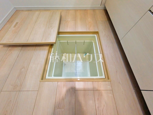 6号棟　 キッチンの床下収納は、パントリー代わりのストック場所としても活用できます！ 　【清瀬市下清戸１丁目】