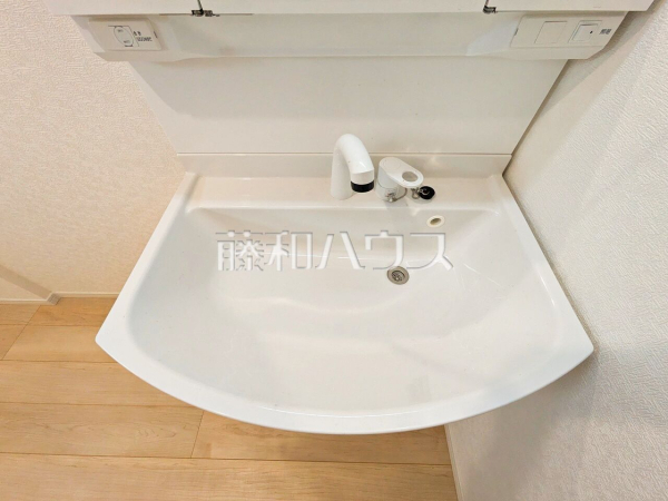 6号棟　 洗面化粧台のボウルは汚れにくく、幅も広めでお掃除も楽々できます。 【清瀬市下清戸１丁目】