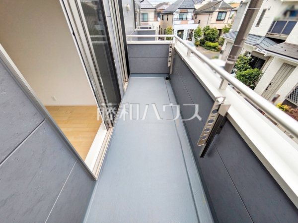 ≪バルコニー≫居室から直接バルコニーへ出られる為、晴れた日は布団を干すことができます。【狛江市駒井町３丁目】
