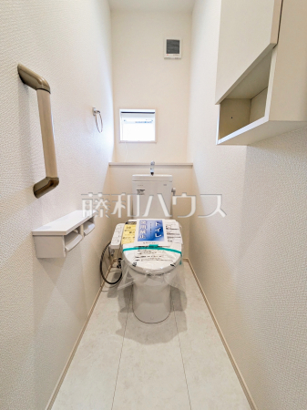 ≪トイレ≫各階にトイレがあると、階段の上り下りをせずに済むため就寝時なども便利です。　　【狛江市駒井町３丁目】

