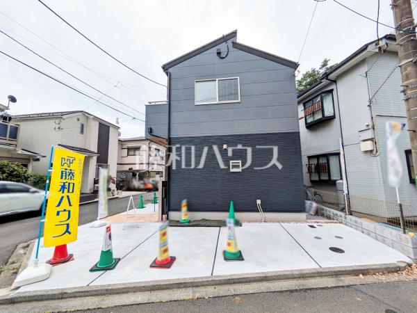 ≪外観≫モノトーンを中心とした配色の現代的なデザイン。直線的ですっきりとしたスクエアなデザインが、お客様のお住まいを都会的に印象づけます。　　【狛江市駒井町３丁目】
