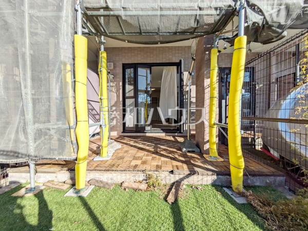 庭　【ライオンズガーデンテラス千歳烏山】
専用庭のある1階なら、プライベートな空間でお子様も安全にのびのびと過ごす事ができ、階下を気にせず心地よい暮らしができます。　