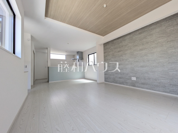 リビング　【八王子市緑町】対面キッチンを採用したリビングは明るく開放感を主として設計しました。一日の中で一番長く家族が集まる場所だから機能性と利便性を重視しました。