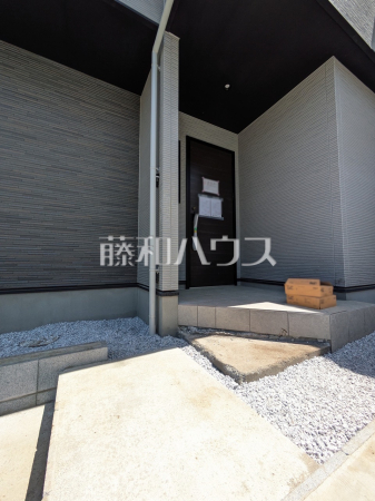 玄関へのアプローチ　【八王子市緑町】