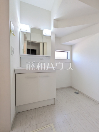 洗面室　【八王子市緑町】三面鏡付きの洗面台。鏡の裏にも収納があり、歯ブラシや化粧品等もすっきり収納できます。　