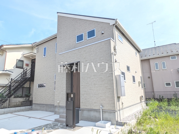 外観　【八王子市中野町】土地面積約39.45坪とゆとりある広さで、カースペースも2台可能（車種による）。2台所有のご家庭や、普段使い用と趣味のお車の2台所有しても安心です。 
