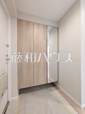 玄関　【イトーピア国分寺】あると便利な玄関鏡。シューズボックスのドア部分に取り付けられた鏡は落下の心配がなく、小さなお子様がいらっしゃるご家庭も安心です。