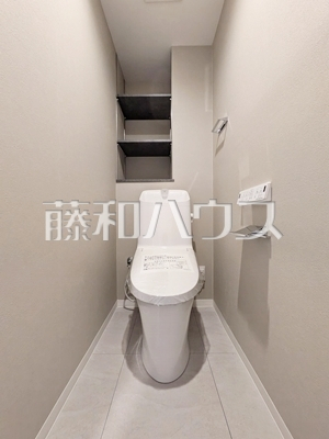 トイレ　【イトーピア国分寺】水で汚れを落とすことで紙の使用量を削減できる温水洗浄便座。感染症の予防だけでなく、トイレのつまりも予防してくれます。