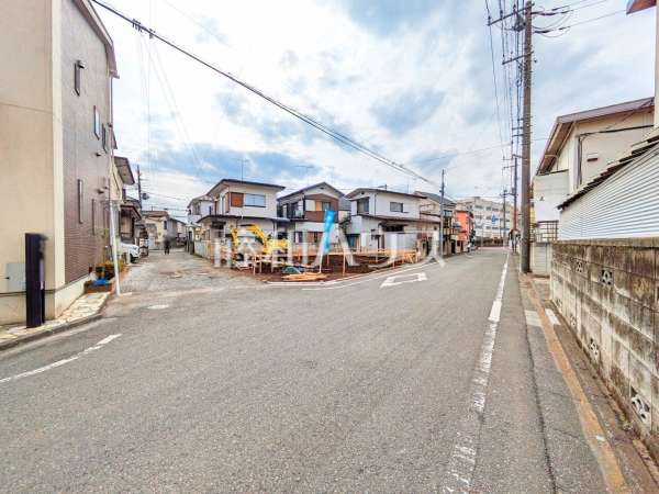 接道状況および現場風景【東村山市久米川町１】 周辺環境はもちろん日当たりや設備仕様など実際に行ってみないと分からないことも多くございます。営業担当がご案内いたしますので、お気軽にお問い合わせください
