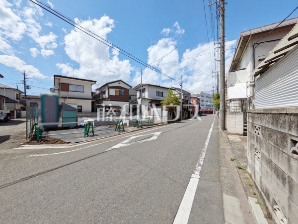 接道状況および現場風景　【東村山市久米川町１丁目】 建物のプレゼンをさせていただきますので、実際の完成イメージを思い描いていただくことができます。お気軽にお問合せ下さい。 
