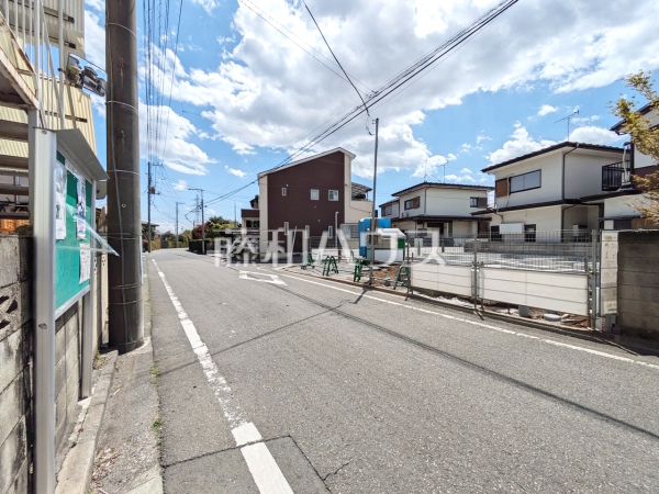 接道状況および現場風景　【東村山市久米川町１丁目】 お探しの物件に出会うためには、早めのご確認をオススメします。未完成の今のうちにぜひお問合せをお待ちしております。 