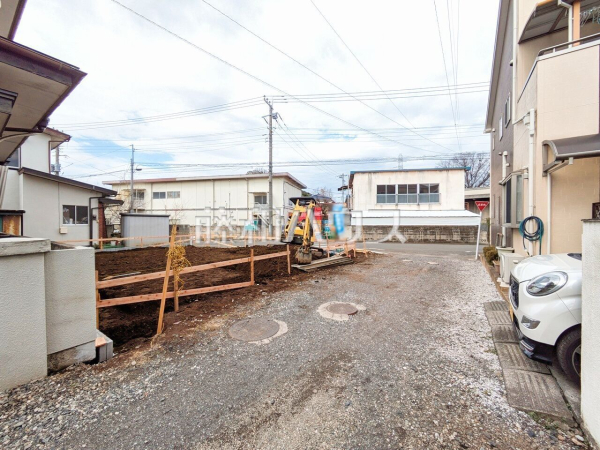 接道状況および現場風景　【東村山市久米川町１丁目】 見学はしたいけど、なかなか時間が取れない・・・そんな方に出勤前や仕事終わりにマイホームを見学できるサポートをいたします。 