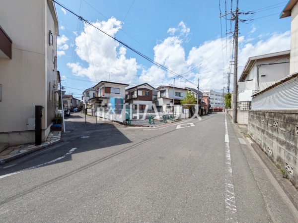 接道状況および現場風景　【東村山市久米川町１丁目】 建物のプレゼンをさせていただきますので、実際の完成イメージを思い描いていただくことができます。お気軽にお問合せ下さい。 