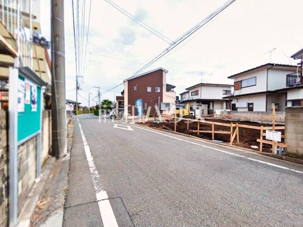 接道状況および現場風景　【東村山市久米川町１丁目】 建物のプレゼンをさせていただきますので、実際の完成イメージを思い描いていただくことができます。お気軽にお問合せ下さい。 