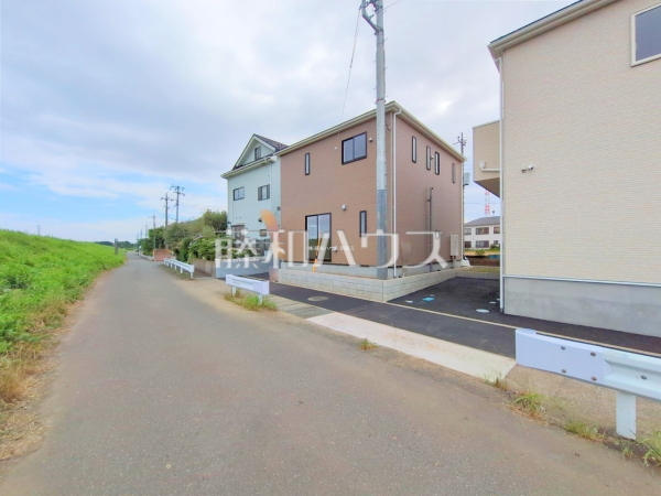 駅までバス便ですが、お天気の良い日には健康のためウォーキングがてら歩くのもオススメです。　【朝霞市田島２丁目】