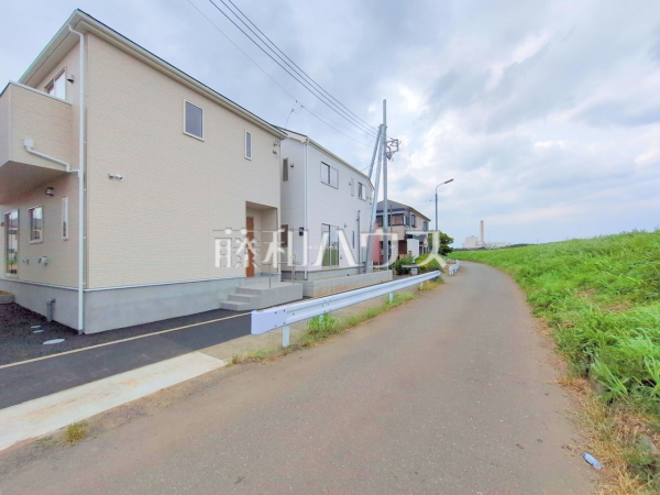 生活に溶け込むシンプルなデザインの外観が魅力の新邸です。　　【朝霞市田島２丁目】

