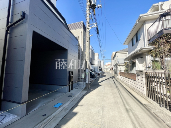 接道状況および現場風景【昭島市昭和町4丁目】戸建住宅が立ち並ぶ住宅地。静かな時間の流れ。ゆっくりと傾きを変えていく陽の光が清楚な家々を色鮮やかに演出してくれます。