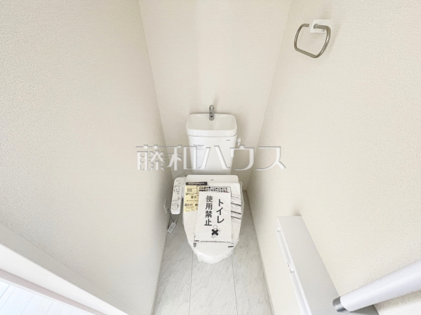 トイレ　【昭島市昭和町４丁目】各階にトイレがあると、朝の忙しい時間帯などに便利です。 また、夜中も1階まで下りずにすみます。