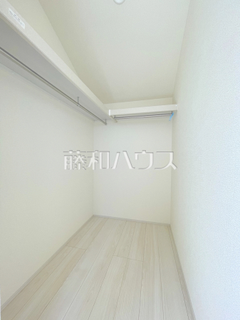 ウォークインクローゼット　【昭島市昭和町４丁目】
ウォークインクローゼットは、お洋服等がたくさん収納できて便利です。　