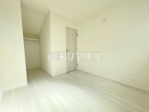 居室　【昭島市昭和町４丁目】
幼い頃のたくさんの想い出が詰まった実家の部屋。それは特別な場所としていつまでも心に残っています。いつかこの部屋が子供たちにとってのそのような場所になるのかな？　