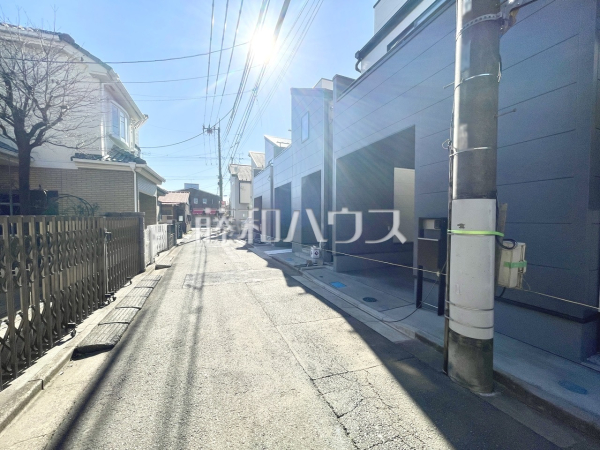 接道状況および現場風景【昭島市昭和町4丁目】周辺は落ち着いた雰囲気の住宅地です。小さなお子様がいるご家庭も安心です。
