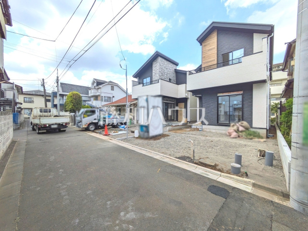 接道状況および現場風景　【小平市小川東町】
家族みんなの眩い笑顔、豊かな開口がもたらすこの場所は過ごす時を楽しむ時を紡ぐ場所、たくさんの笑顔があふれ心地よい時間が流れていくことでしょう。　