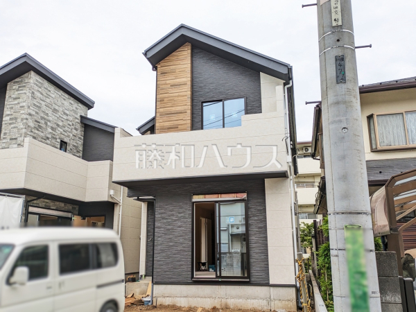 足場が外れて実際の外観が見えてきました。完成までもう少しです。　【小平市小川東町】
