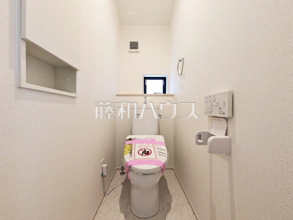 1号棟　トイレ　【東大和市芋窪６丁目】
ウォシュレット付きトイレ！リビング・お風呂に続いて意外と癒しの空間かも！？　