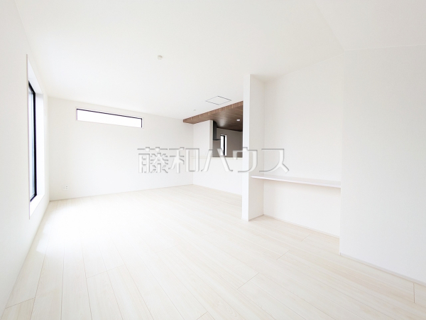 3号棟　リビング　【東大和市芋窪６丁目】
対面キッチンを採用したリビングは明るく開放感を主として設計しました。一日の中で一番長く家族が集まる場所だから機能性と利便性を重視しました。　