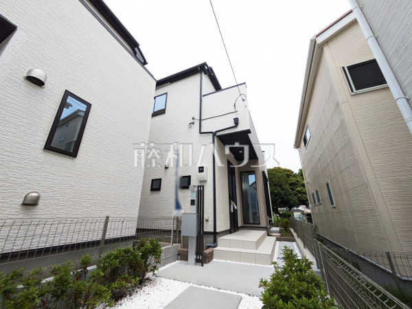 8号棟　外観　【東大和市芋窪６丁目】道路から奥まった住まいは、車や人通りも気にならずプライバシーの確保された住空間を保つことができます。