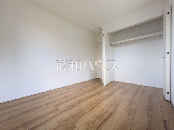 居室　【昭島市田中町１丁目】
幼い頃のたくさんの想い出が詰まった実家の部屋。それは特別な場所としていつまでも心に残っています。いつかこの部屋が子供たちにとってのそのような場所になるのかな？　