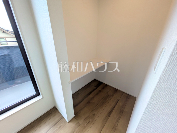 ワークスペース　【昭島市田中町１丁目】
テレワークや読書などの趣味も楽しめる、ワークスペースを設けた居室　