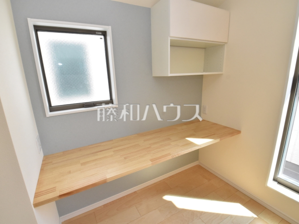 B号棟　リビングのカウンターデスク【中野区上鷺宮５丁目】
リビングに設けたカウンターデスクは、お子様の勉強スペースやデスクワークなどに便利です。　
