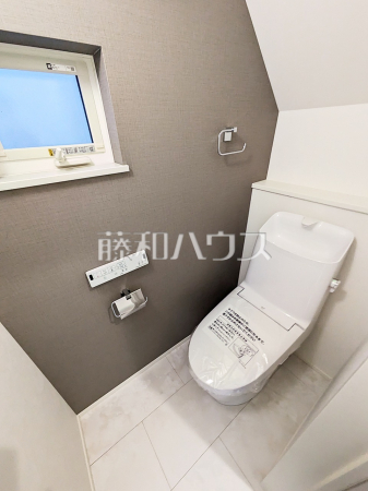 トイレ　【志木市中宗岡２丁目】 各階にトイレを設けておりますので、朝の忙しい時間などトイレの取り合いで喧嘩になることも少なそうですね。 